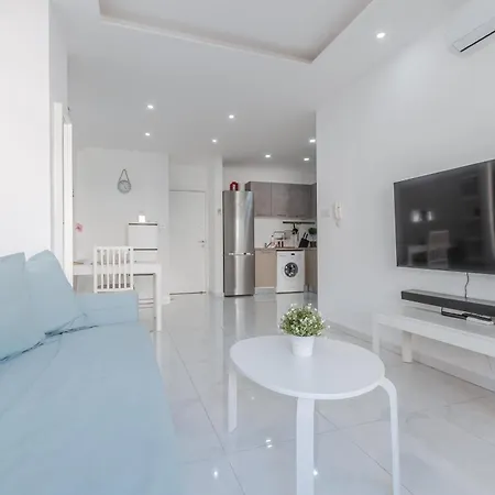 Apartament Finikoudes Beachside Retreat *