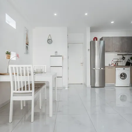 Apartament Finikoudes Beachside Retreat *