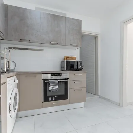 Finikoudes Beachside Retreat * Larnaca